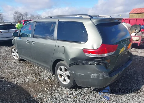2013 Toyota Sienna Le V6 8 Passenger z USA, uszkodzony, nr VIN 5TDKK3DC2DS291726